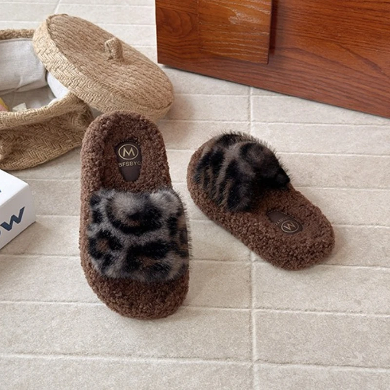 Scarpe da ragazza alla moda 2025 Pantofole per bambini nuove invernali Suola spessa antiscivolo Pantofole in cotone personalizzate per ragazze Scarpe da casa per bambini semplici