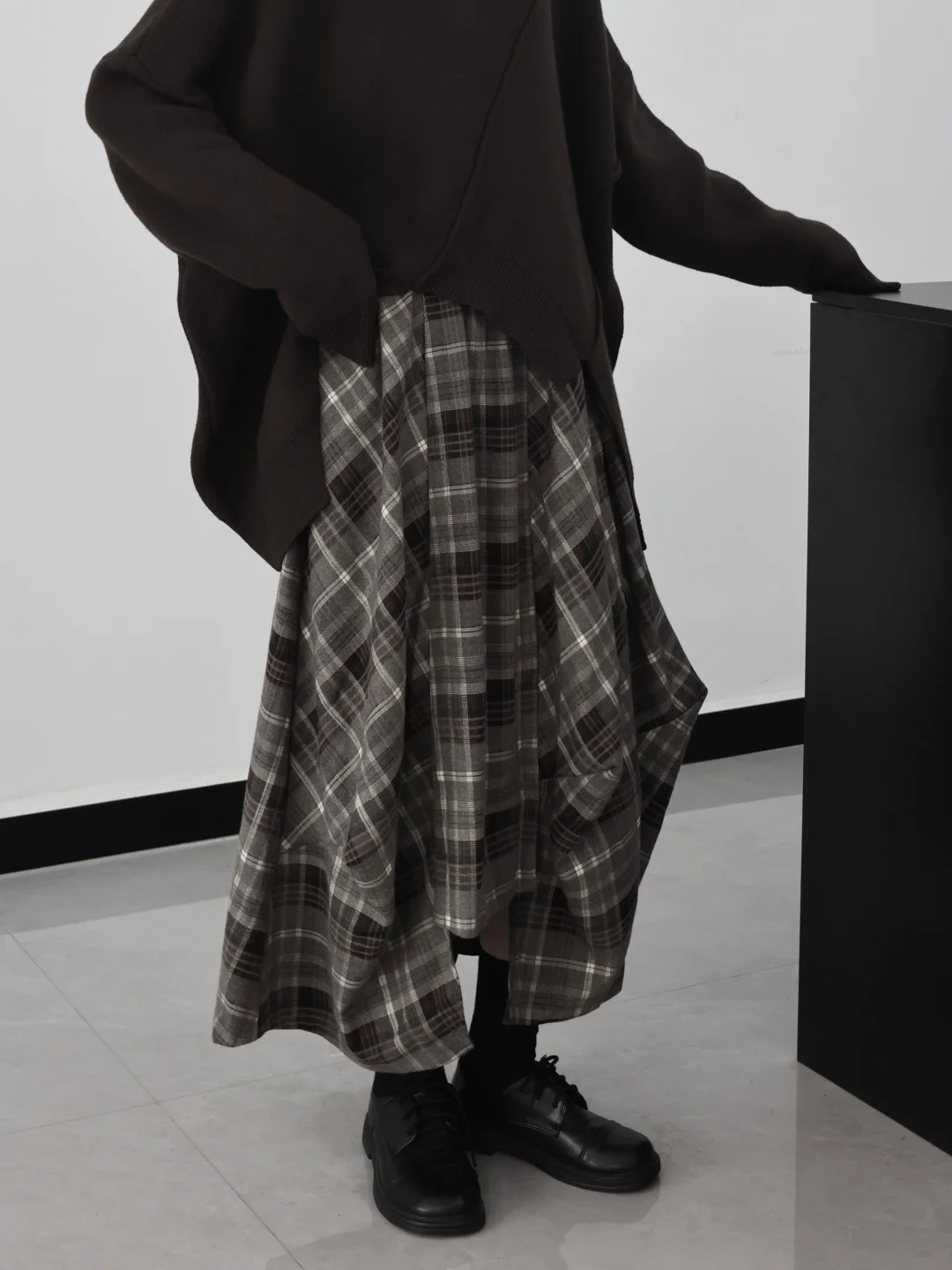 

Юбка женская с высокой талией, в клетку, с асимметричным подолом, свободного кроя, весна-осень, для похудения, в стиле ретро, для офиса и повседневной носки