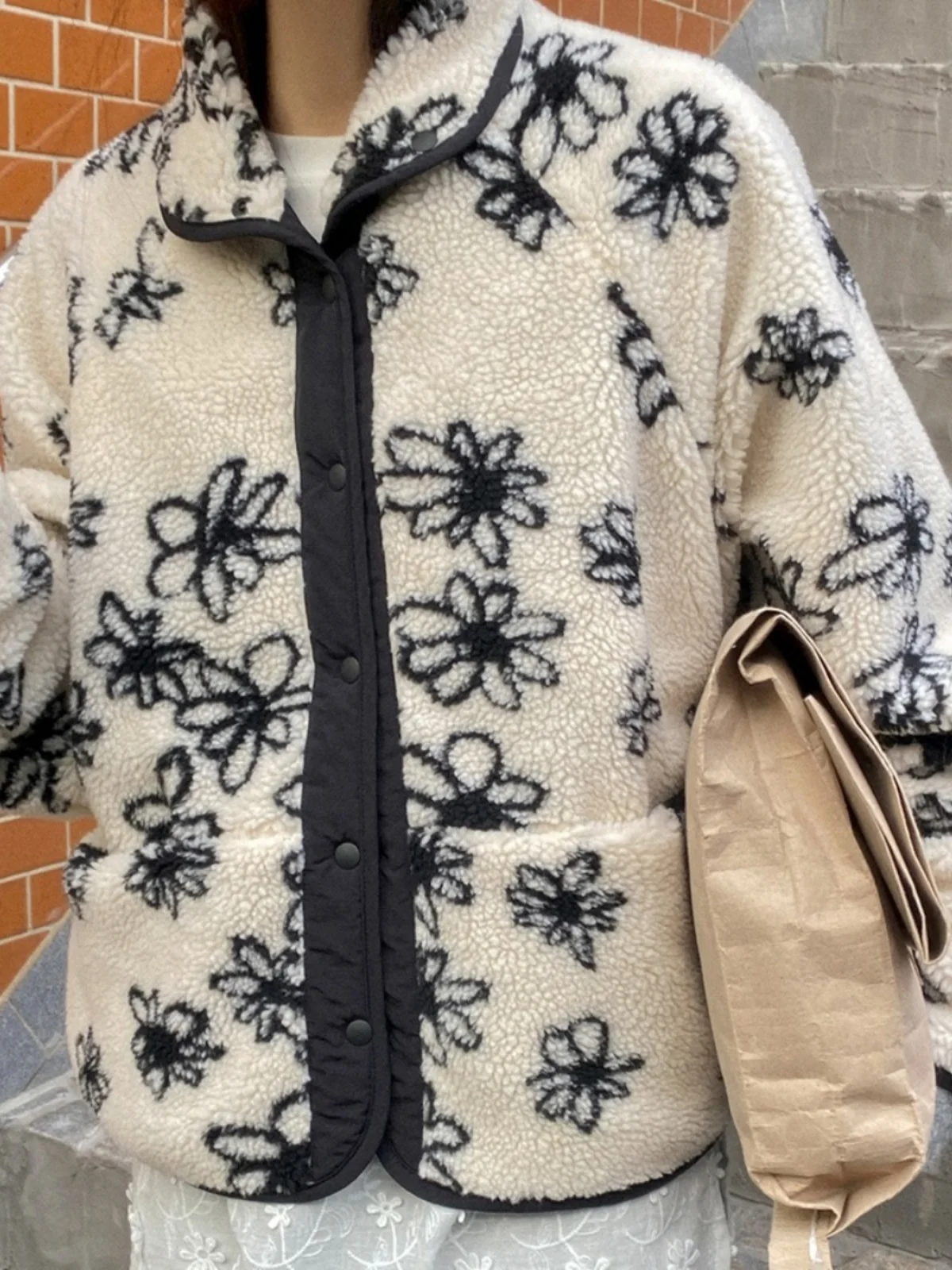 سترة نسائية فضفاضة بنمط زهور على الطراز الكوري قابلة للارتداء على الوجهين معطف شتوي دافئ من القطن بأكمام قصيرة وإغلاق بسحاب