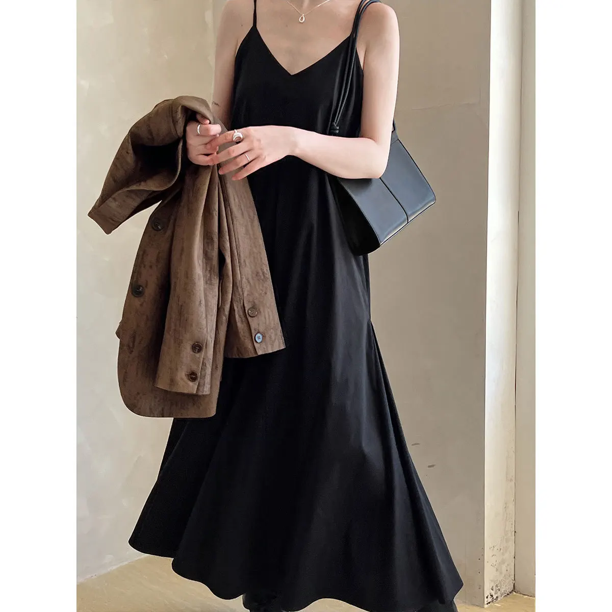 

2024 High-end Temperament Design Sense Autumn New Lazy Loose Side Pocket Large Swing Suspender Dress