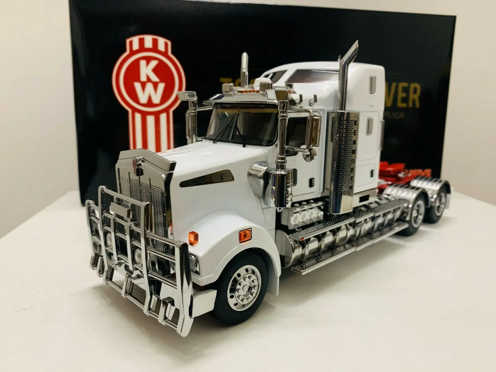 Exclusive T909 Prime Mover Australian Truck 1/32 Scale Die-Cast Model Tractor