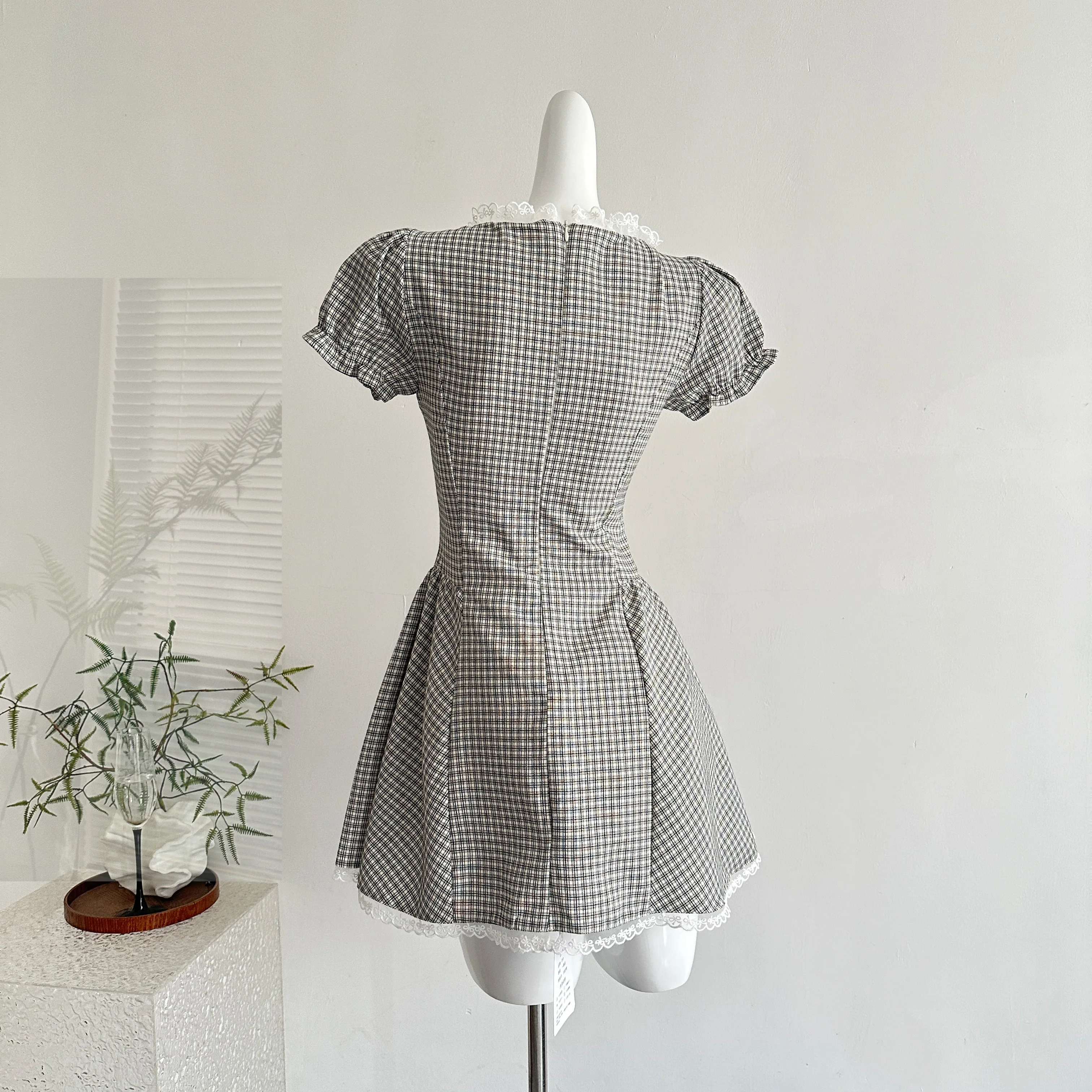 เดรสเชิ้ตลายสก็อตสไตล์ฝรั่งเศสย้อนยุคสำหรับผู้หญิง ฤดูร้อน เอวเข้ารูป แต่งลูกไม้ที่คอ แขนพองระบายชายกระโปรงสไตล์วินเทจหวานๆ รุ่นใหม่