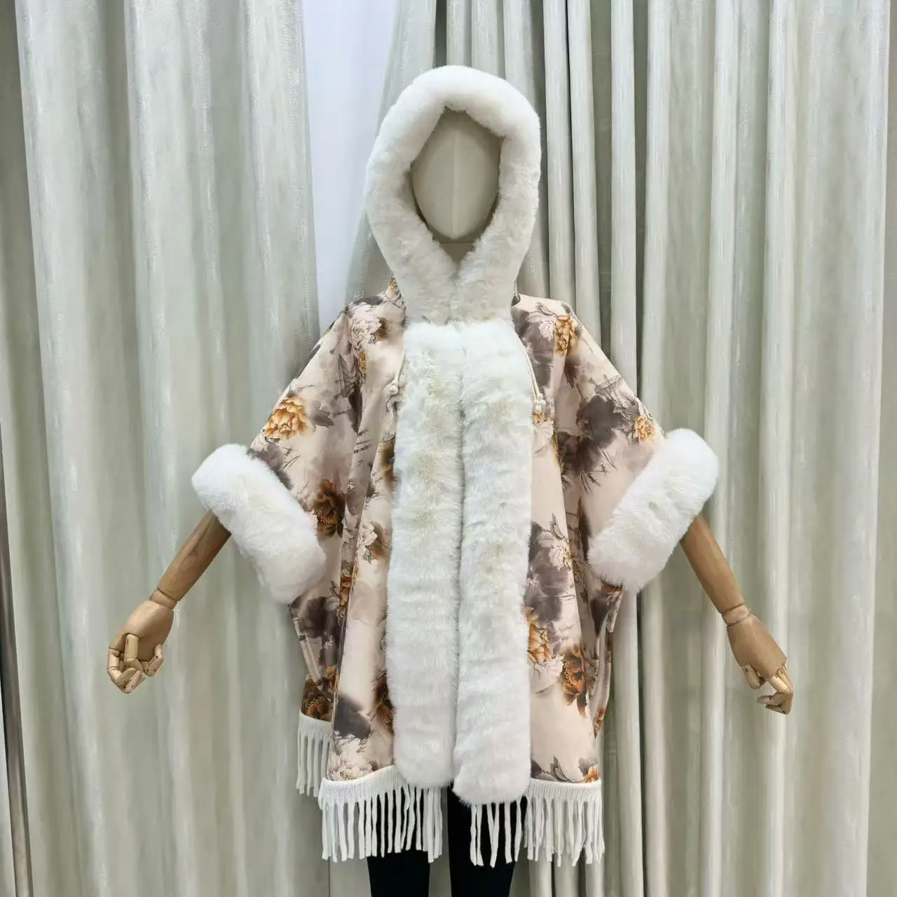 

Autumn Winter New Imitation Otter Rabbit Fur Collar Jacquard Hooded Shawl Cape Imitation Wool Ponchos Black Khaki Cloak Wh155
