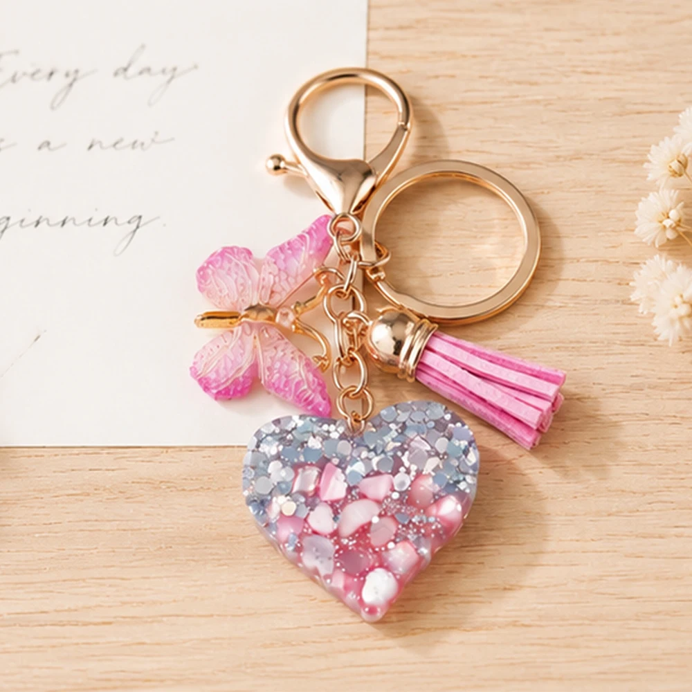 Porte-clés en résine en forme de cœur avec breloque papillon et pompon ; Porte-clés élégant pour femme ; Idéal pour les cadeaux de fêtes