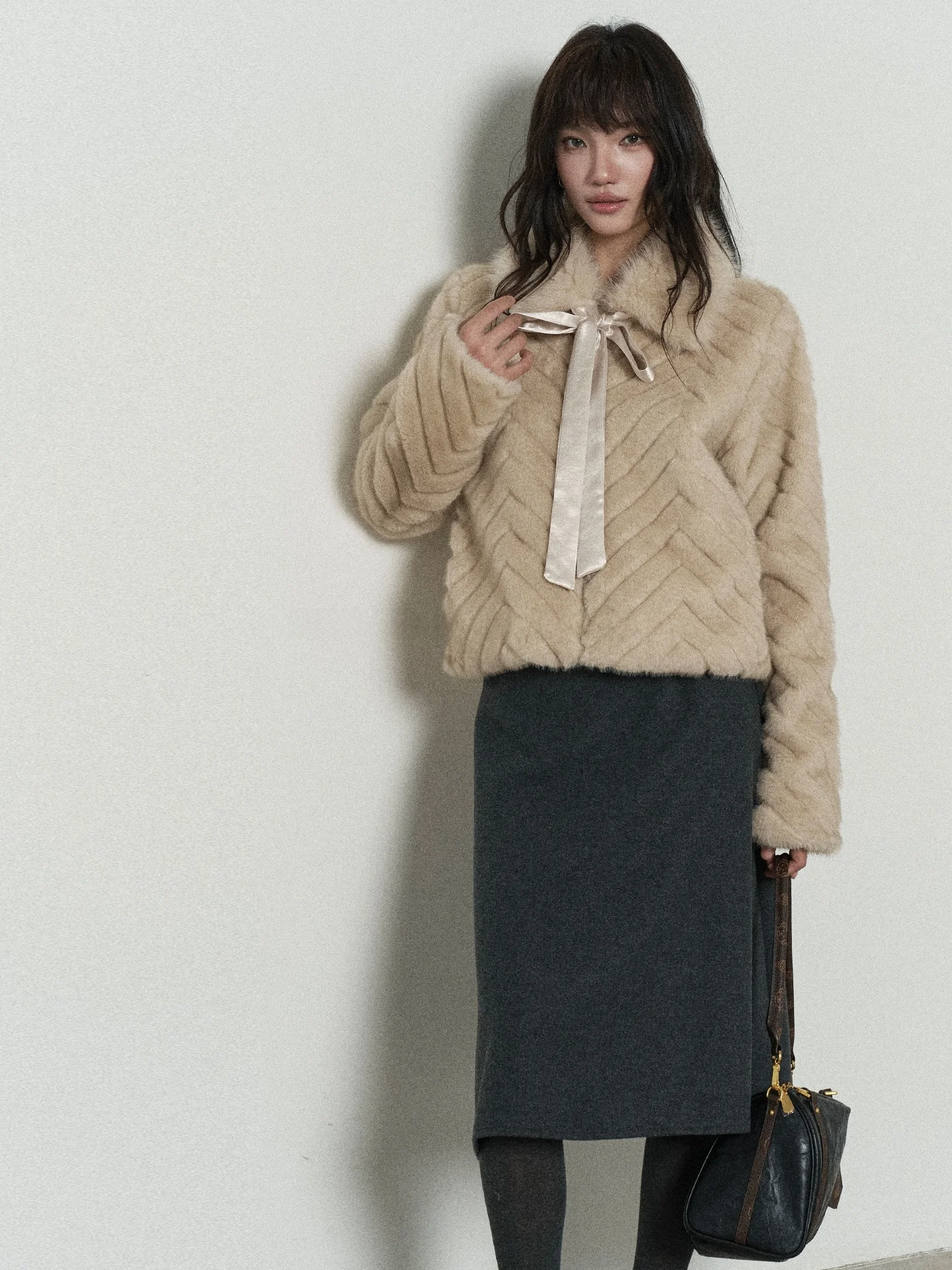 

Женская зимняя модная теплая укороченная куртка Ele Knot из искусственного меха цвета хаки для повседневной носки