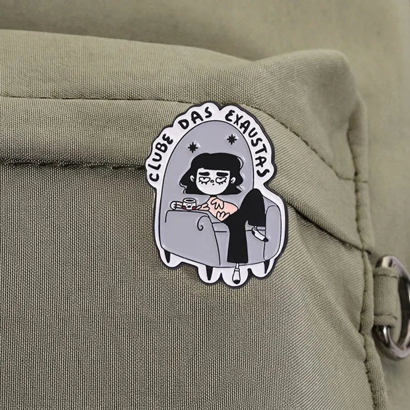 Clube Das Exaustas Zitat Emaille-Abzeichen Müdes Mädchen Sofa Kaffee Cartoon-Stil Legierung Anstecknadel Brosche Schmuck Geschenke für Introvertierte – Detail 2