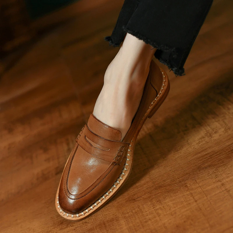 Mieszkania damskie skóra bydlęca płaskie buty Vintage mokasyny na co dzień wiosna jesień Slip On Women proste buty okrągłe Toe codzienna jakość mieszkania