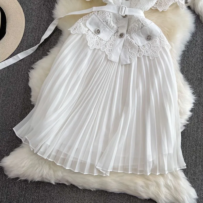 2025 여름 빛 럭셔리 사교계 기질 짧은 소매 옷깃 레이스 철자 허리 슬리밍 단어 Pleated 드레스 여성을 받기