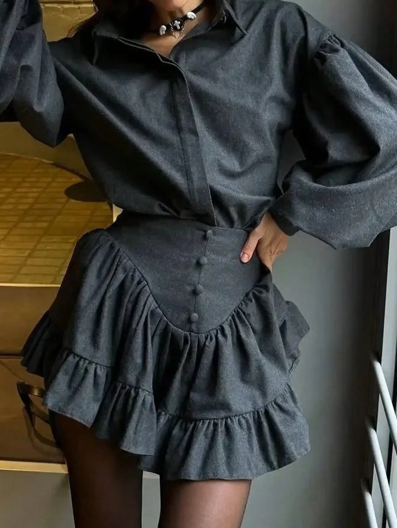 

Женский комплект: рубашка с длинными рукавами и пуговицами, с эффектом спущенного плеча, и юбка с рюшами по низу