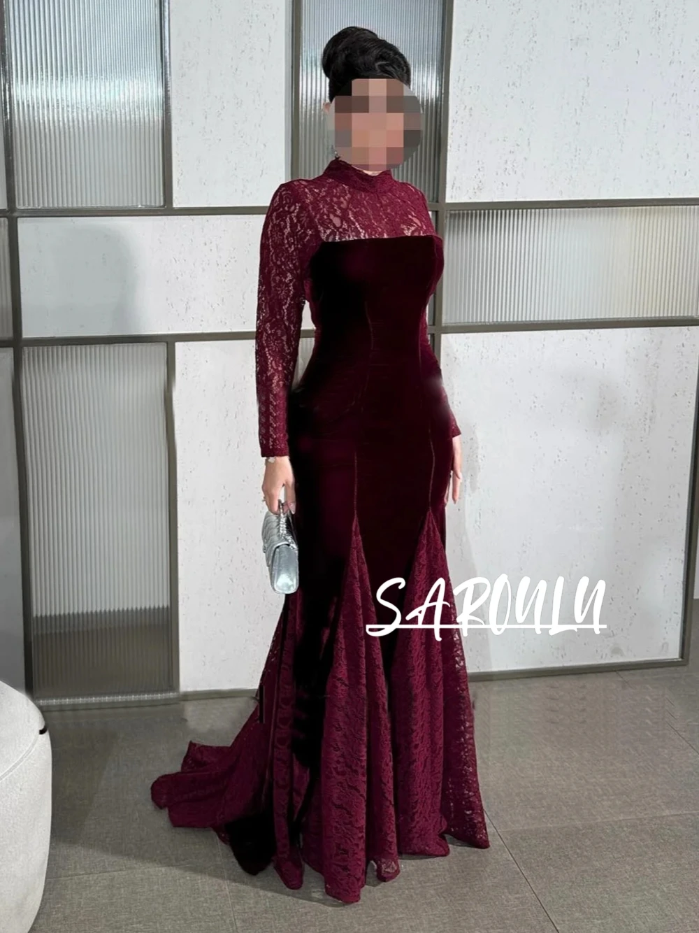 

Великолепное бордовое бархатное вечернее платье-русалка с кружевными длинными рукавами, высоким воротником, шнуровкой на спине и шлейфом – элегантный наряд для вечеринок