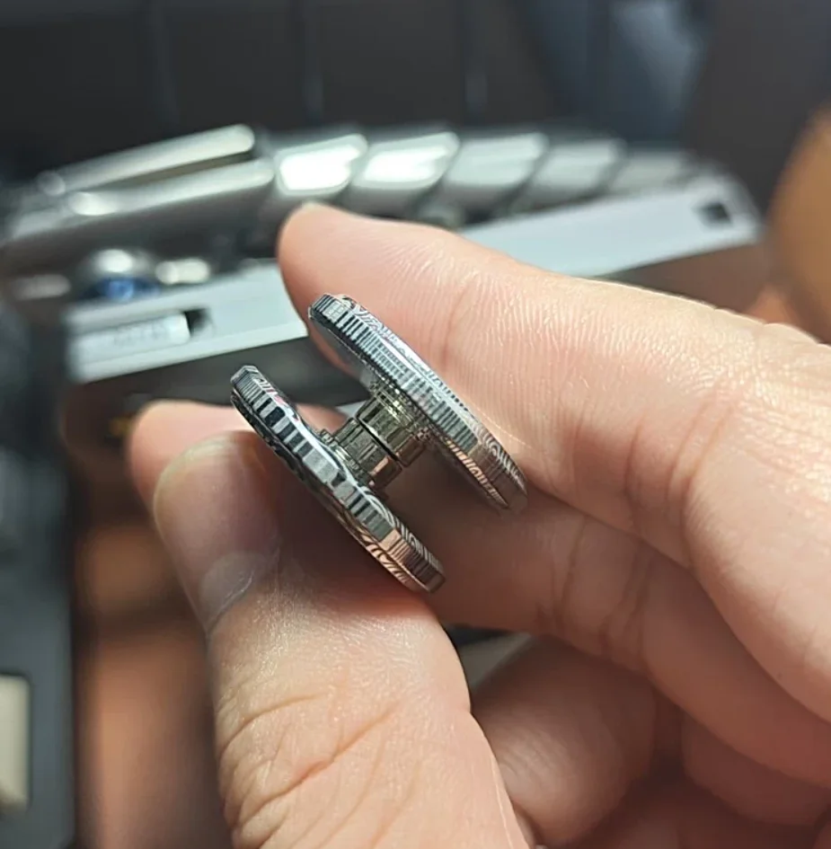 Używany spinner EDC dama button 24.5*13mm, żyroskop na opuszki palców, zabawka antystresowa.