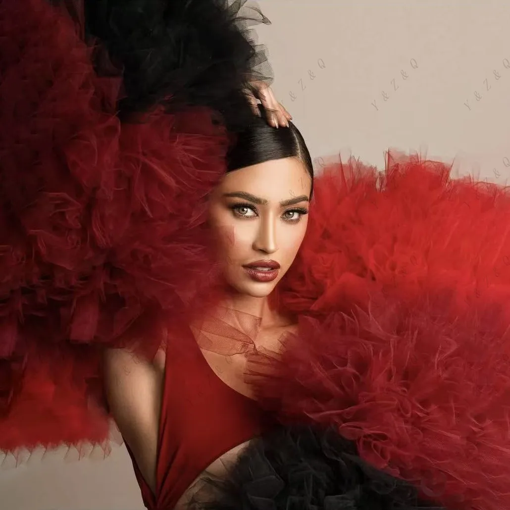 เสื้อคลุมผู้หญิงสีแดงดำผสมผสาน งานแฮนด์เมด แจ็คเก็ตสำหรับงานปาร์ตี้ แขนเสื้อแบบเลเยอร์ ทันสมัย ผ้าทูลหลากสี