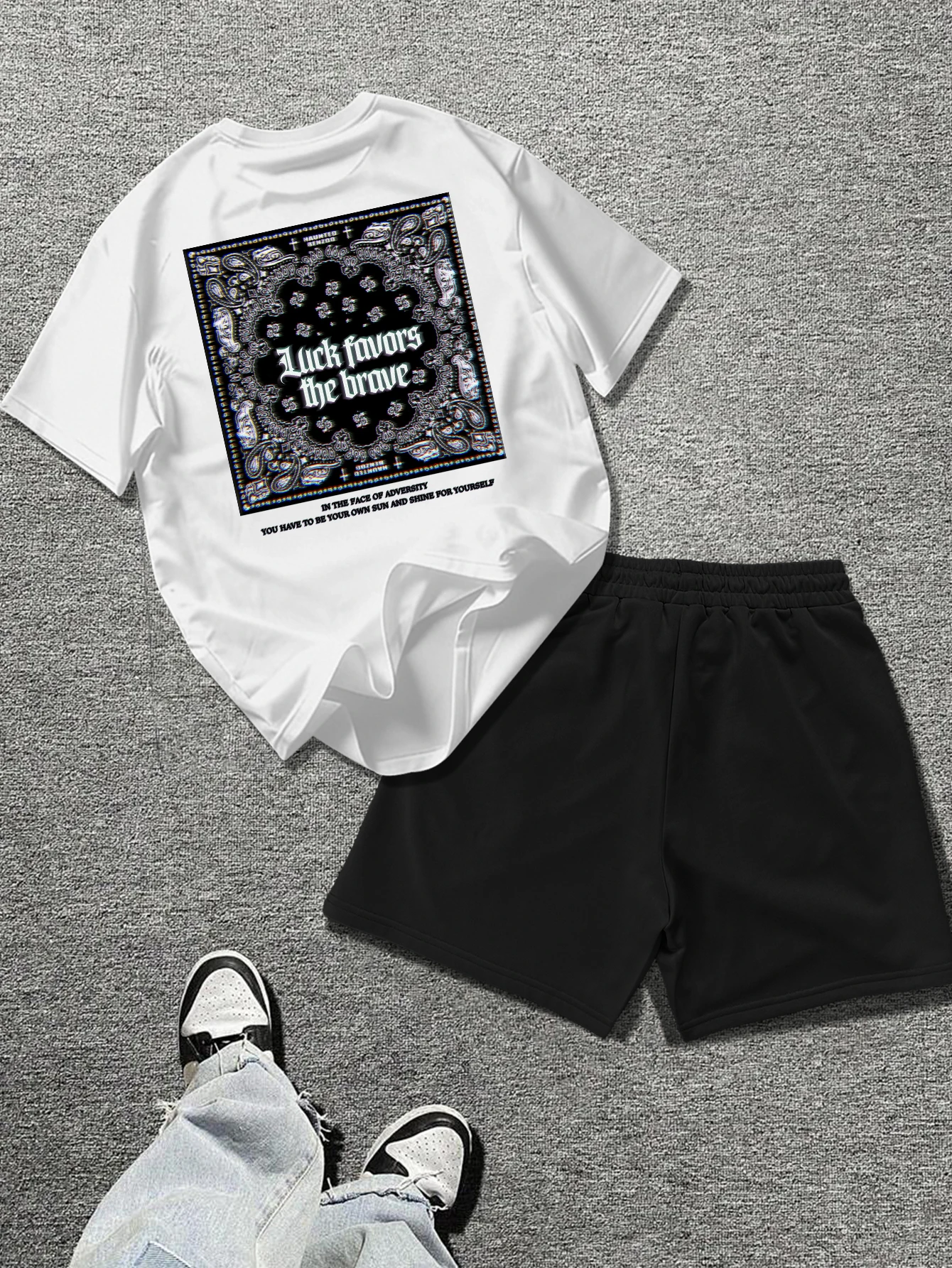 Conjunto de 2 piezas para hombre, camiseta de manga corta con estampado de Paisley Bandana "La suerte favorece a los valientes" y pantalones cortos informales, chándal estilo streetwear