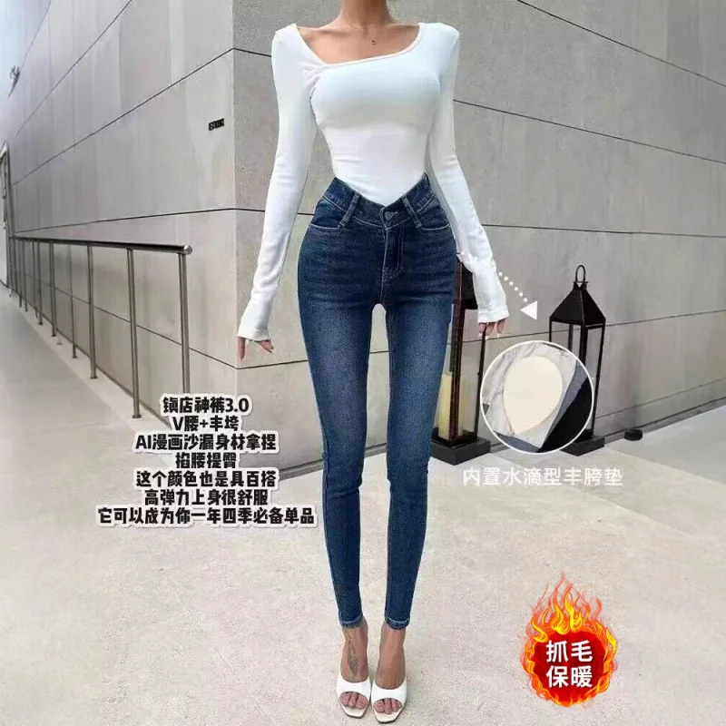 

Тонкий флис, высокая талия, тонкая обработка для подчеркивания бедер и талии, с эффектом начеса для визуального удлинения ног.