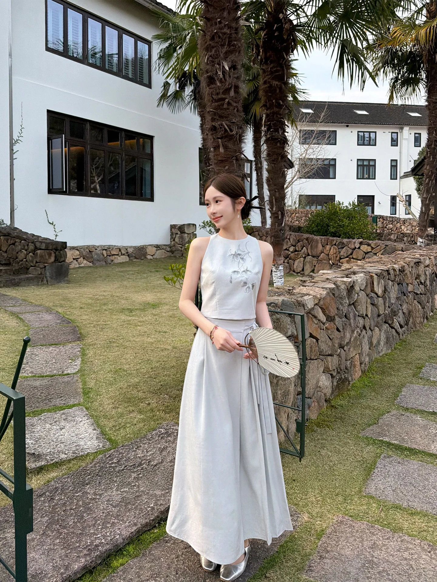 

Элегантный комплект из безрукавки и юбки для женщин, короткий модный костюм из двух предметов, весенний сезон, полиэстер и вискоза.