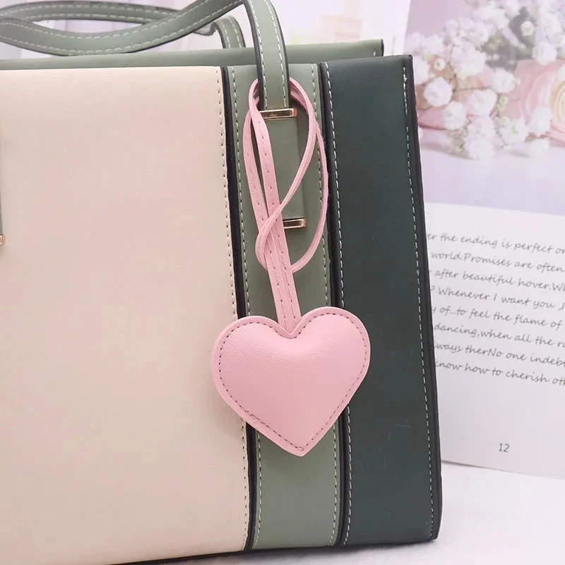 

Брелок из искусственной кожи в форме персикового сердца, модный аксессуар для сумки, подвеска для рюкзака, брелок для ключей для женщин и девушек, украшение для автомобиля, подарок.