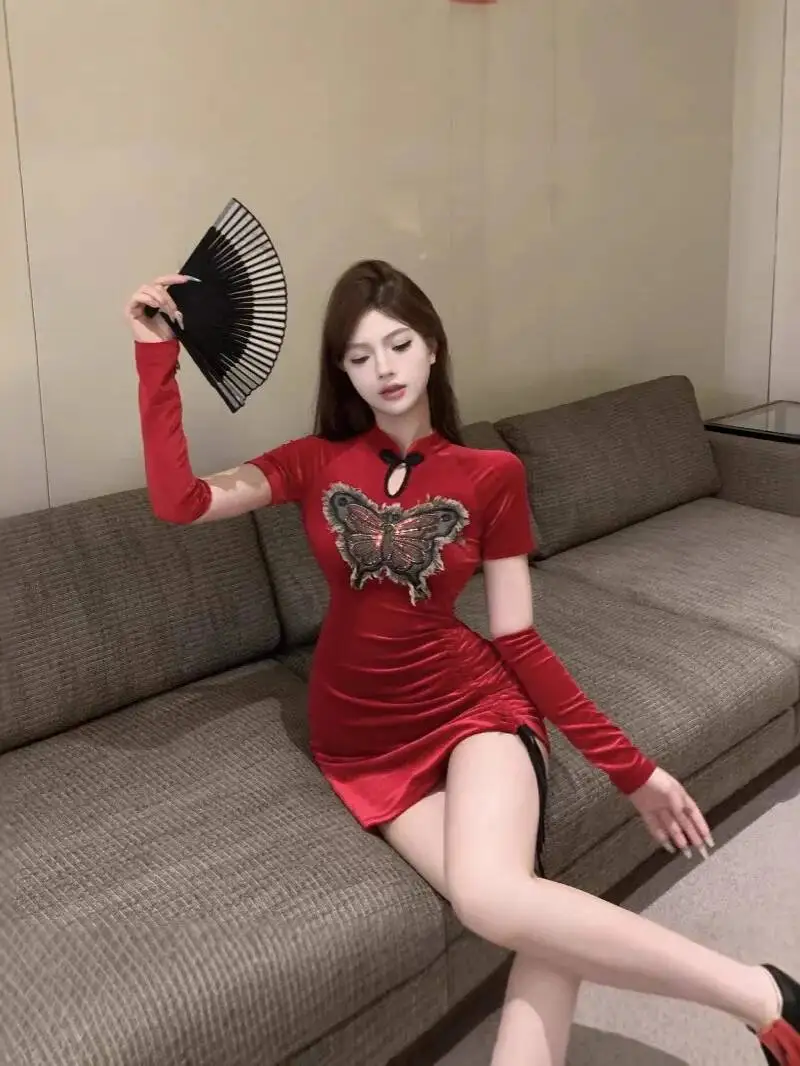 Sentido del diseño: nuevo Cheongsam chino Navidad rojo de manga larga ajustado Irregular moda picante vestido de niña elegante PBC8