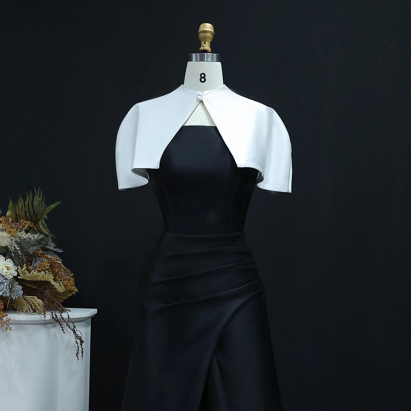 Sharon กล่าวว่าดูไบ A-Line สีดําและสีขาวชุดราตรีหรูหรา Cape สําหรับงานแต่งงานของผู้หญิงชุดอย่างเป็นทางการ SF415 ที่กําหนดเอง