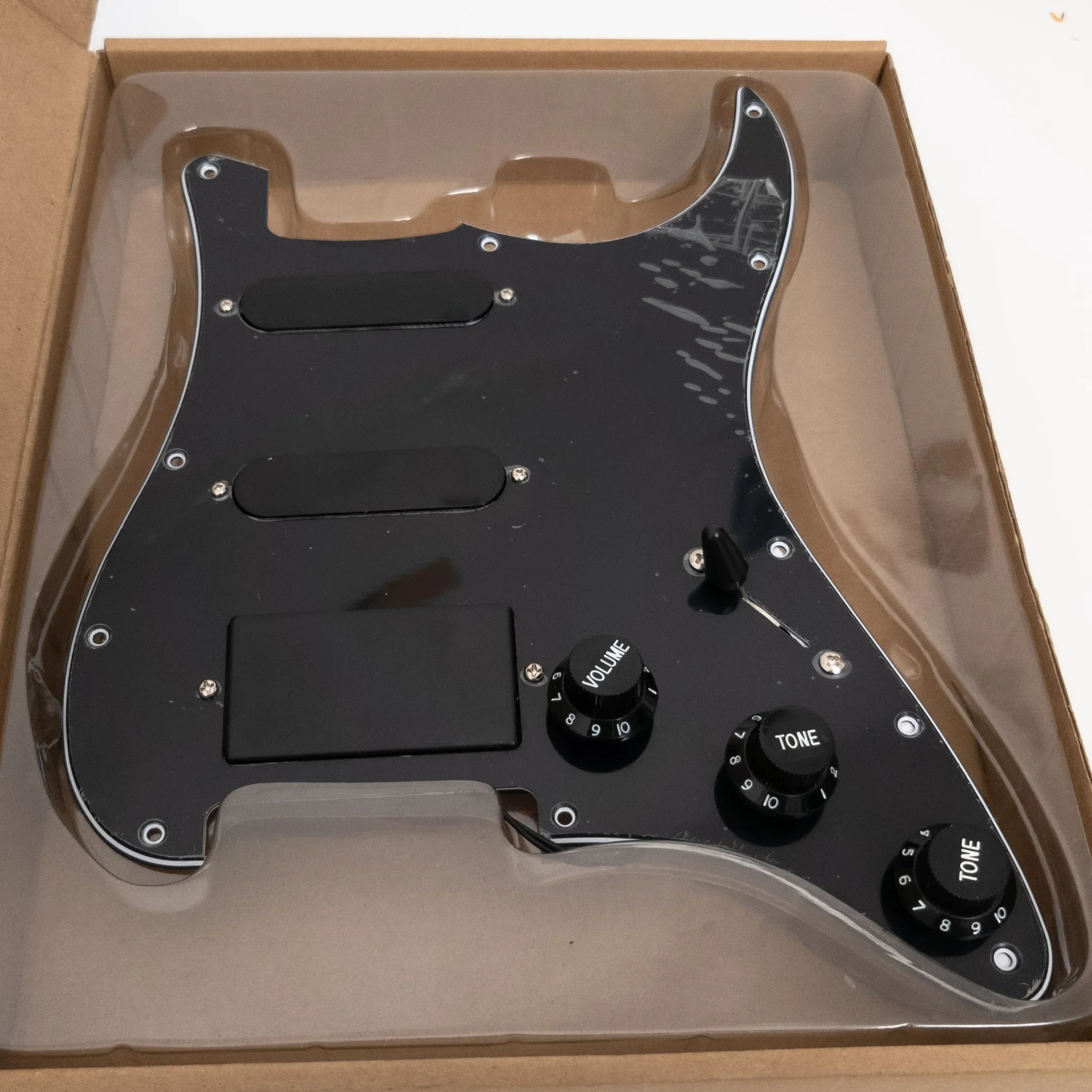 

Yumiya Loaded SSH Active Pickups Prewired Pickguard 1 Volume 2 Tone 5-Way Switch Black For ST Style Electric Guitar