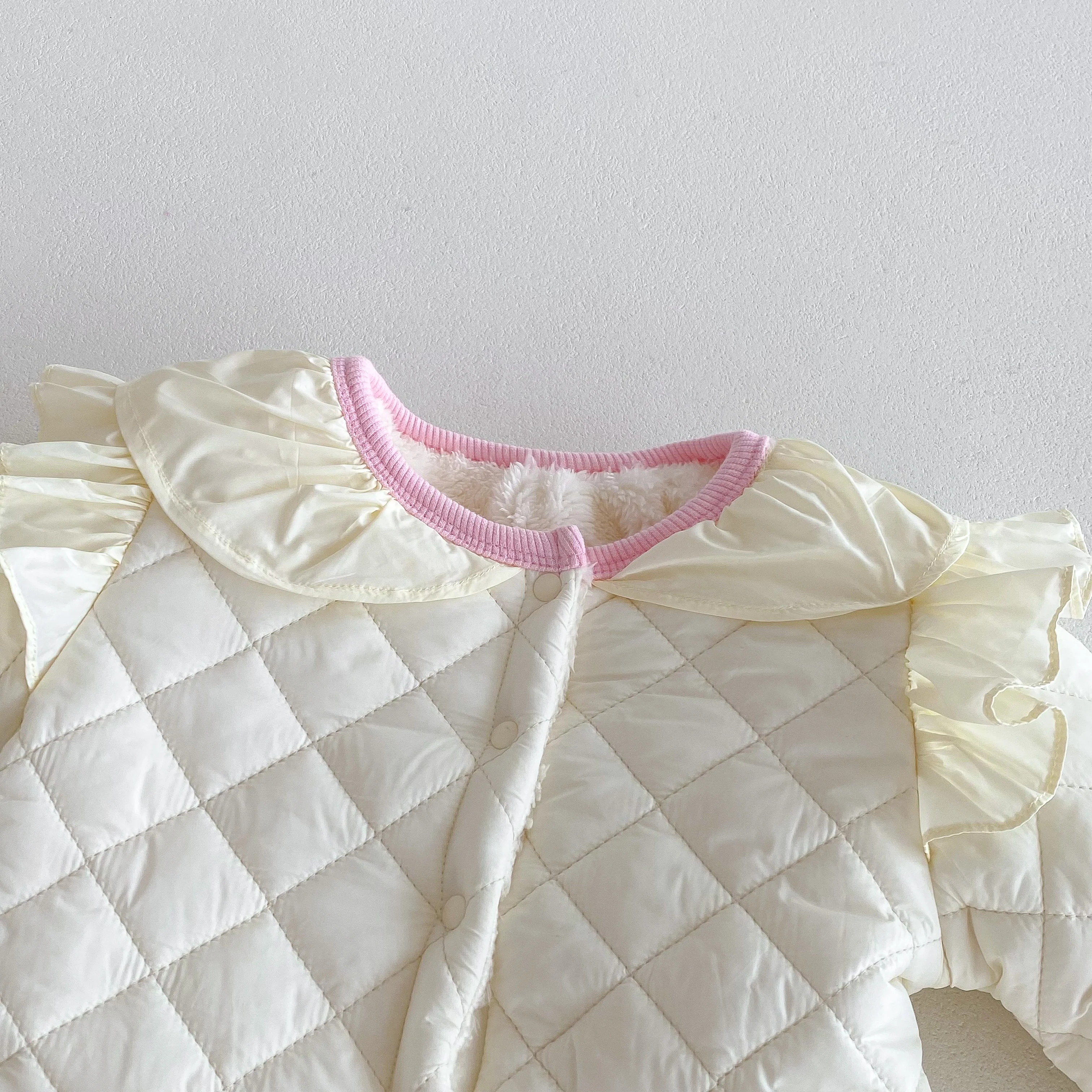 Entzückender Baby-Fleece-Strampler, gefütterte Winter- und Herbstkleidung für Mädchen, warmer Baby-Overall, Neugeborenen-Krabbelanzug. – Detail 4