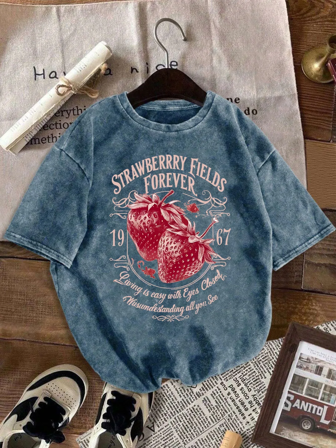 100% pure cotton summer and spring men's and women's short sleeved T-shirts with a new strawberry themed print design
