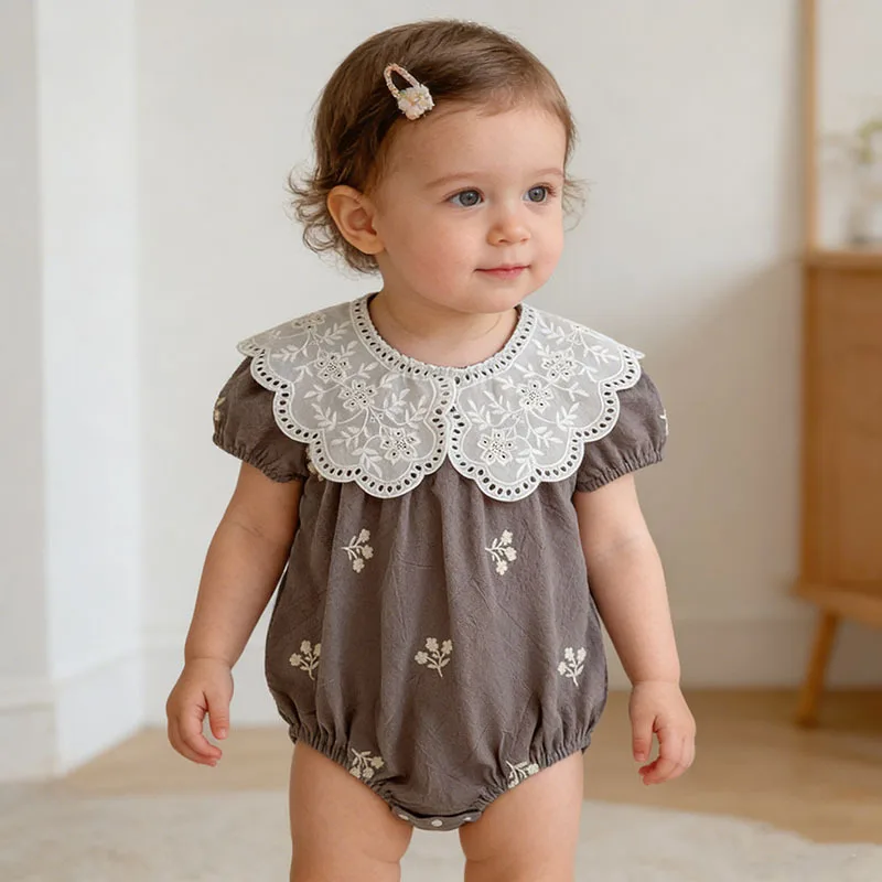 

Детский комбинезон для девочек 2026: Новинка весенне-летнего сезона, корейский стиль, с коротким рукавом, кружевным воротником и вышивкой