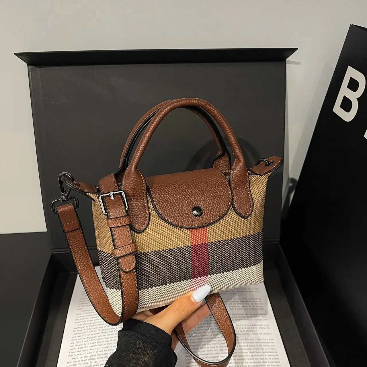 

2025 New! Women's Textured Shoulder Messenger Bag - Niche Plaid Design, Commuter - Friendly & Ultra - Practical