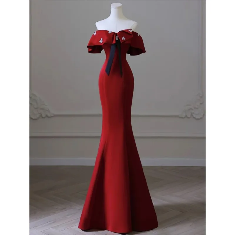 

A one-shoulder toasting wine red fishtail dress with light luxury feel