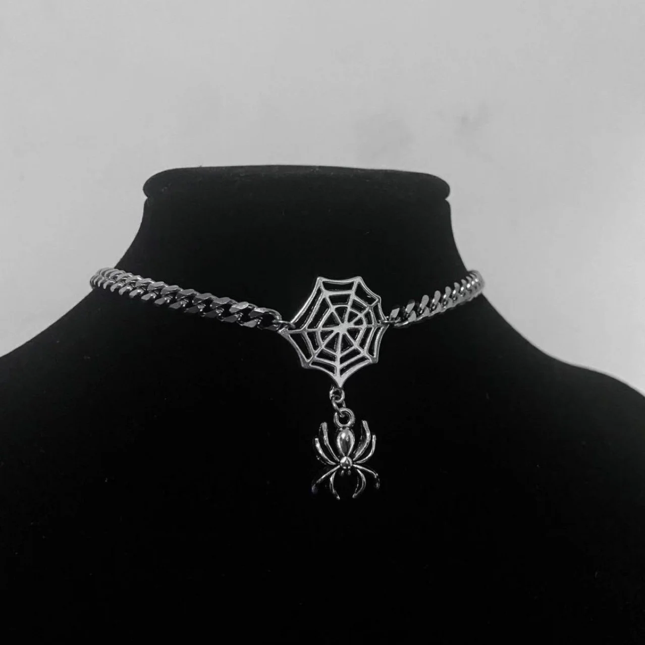 Japanese and Korean dark wind pearl hip hop male and female spider necklace high sense ins niche design light luxury Necklace