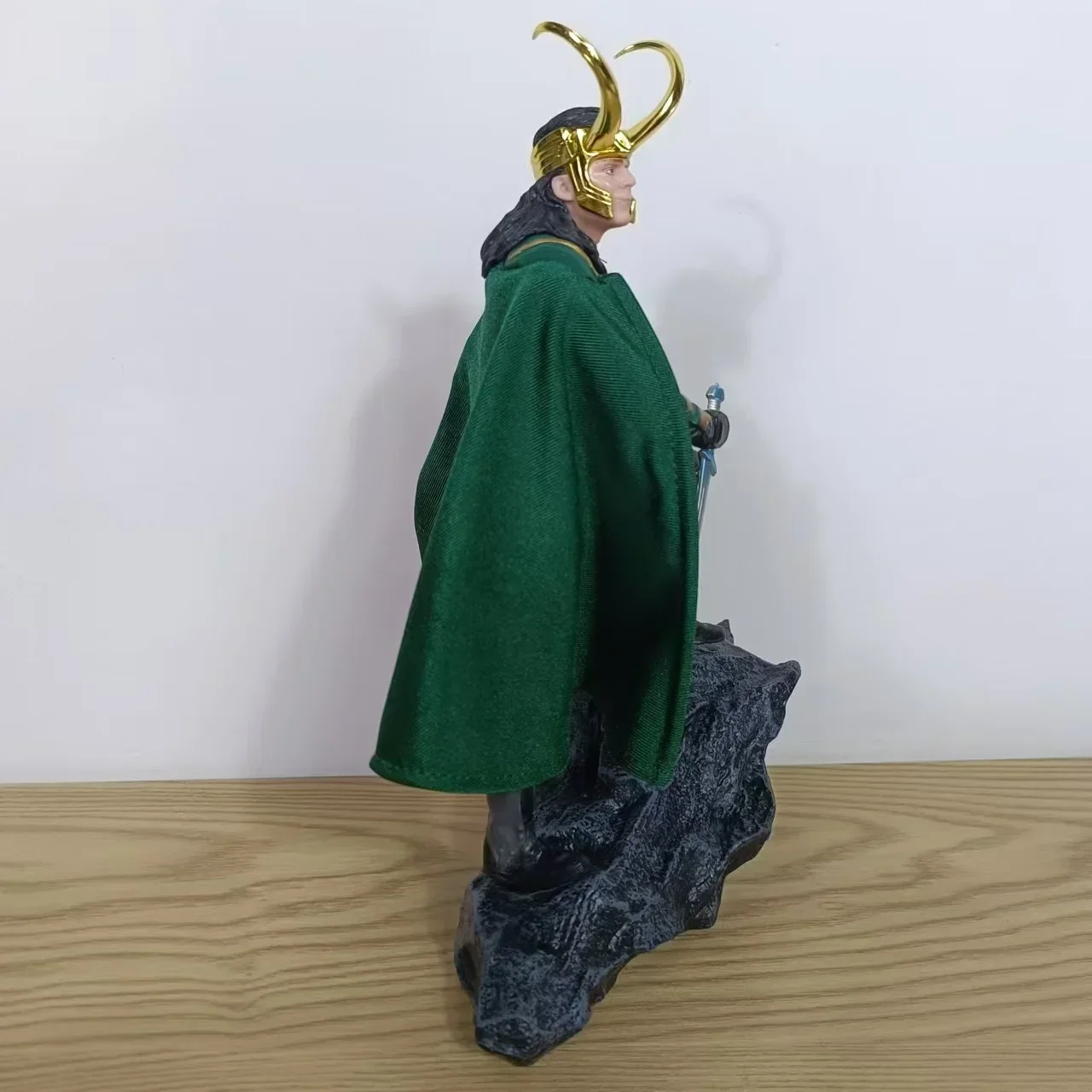 VIP Limited edition 25cm Superhero Loki PVC Action Figure PVC statue Collectible Model Room home decoration toys kids child gift