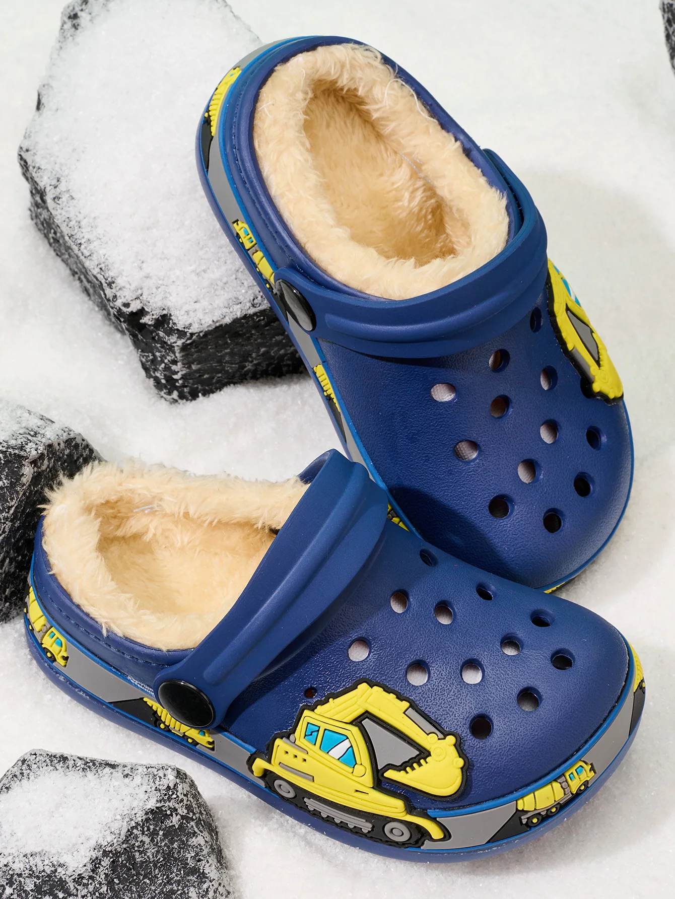 New autumn and winter styles of comfortable, casual, and plush warm hole shoes for boys and girls