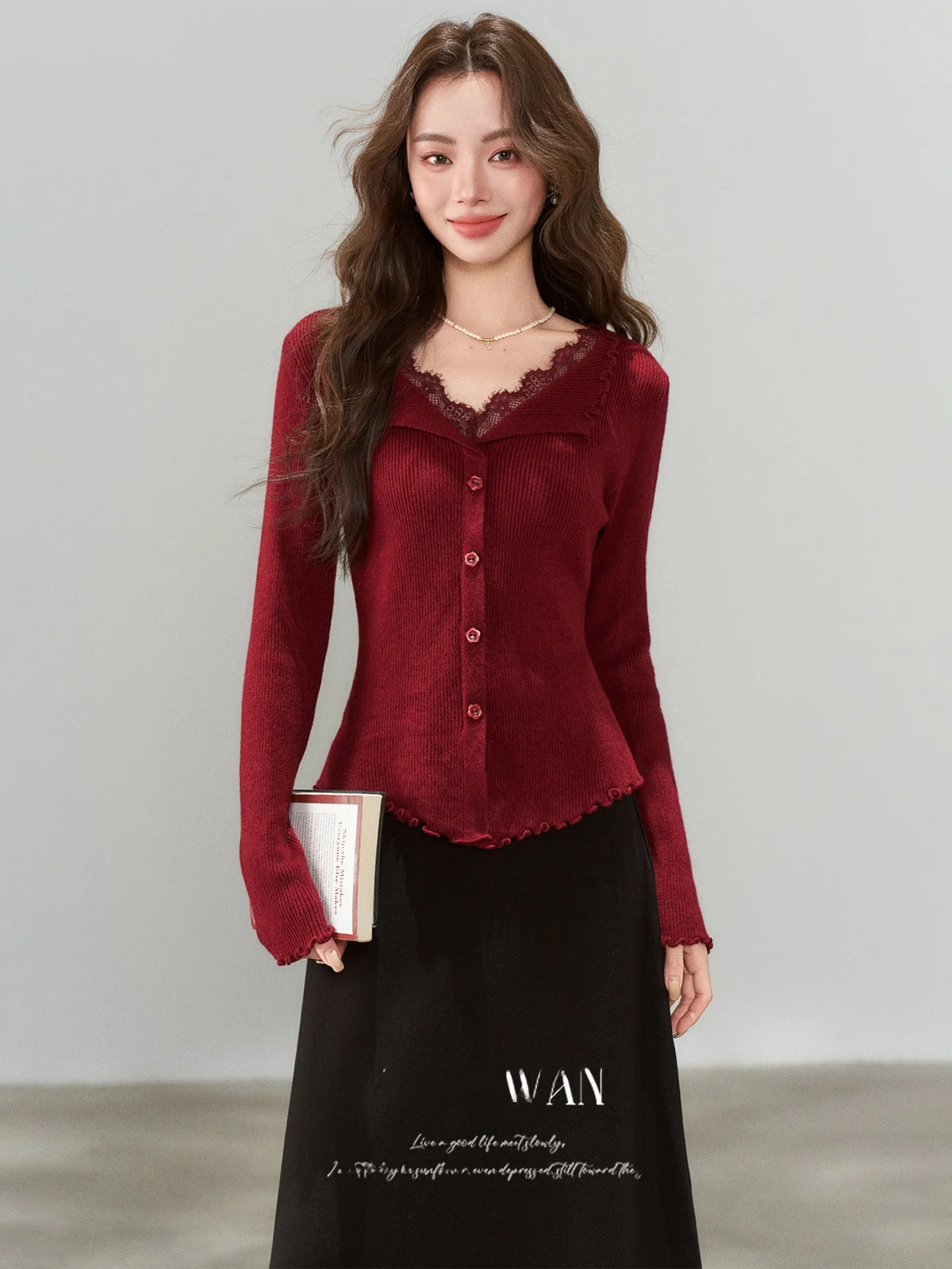 

Уникальный красивый вязаный комплект из топа и юбки для женщин: модный V-образный вырез, длинный рукав, осенне-зимний наряд, комплект из двух предметов.