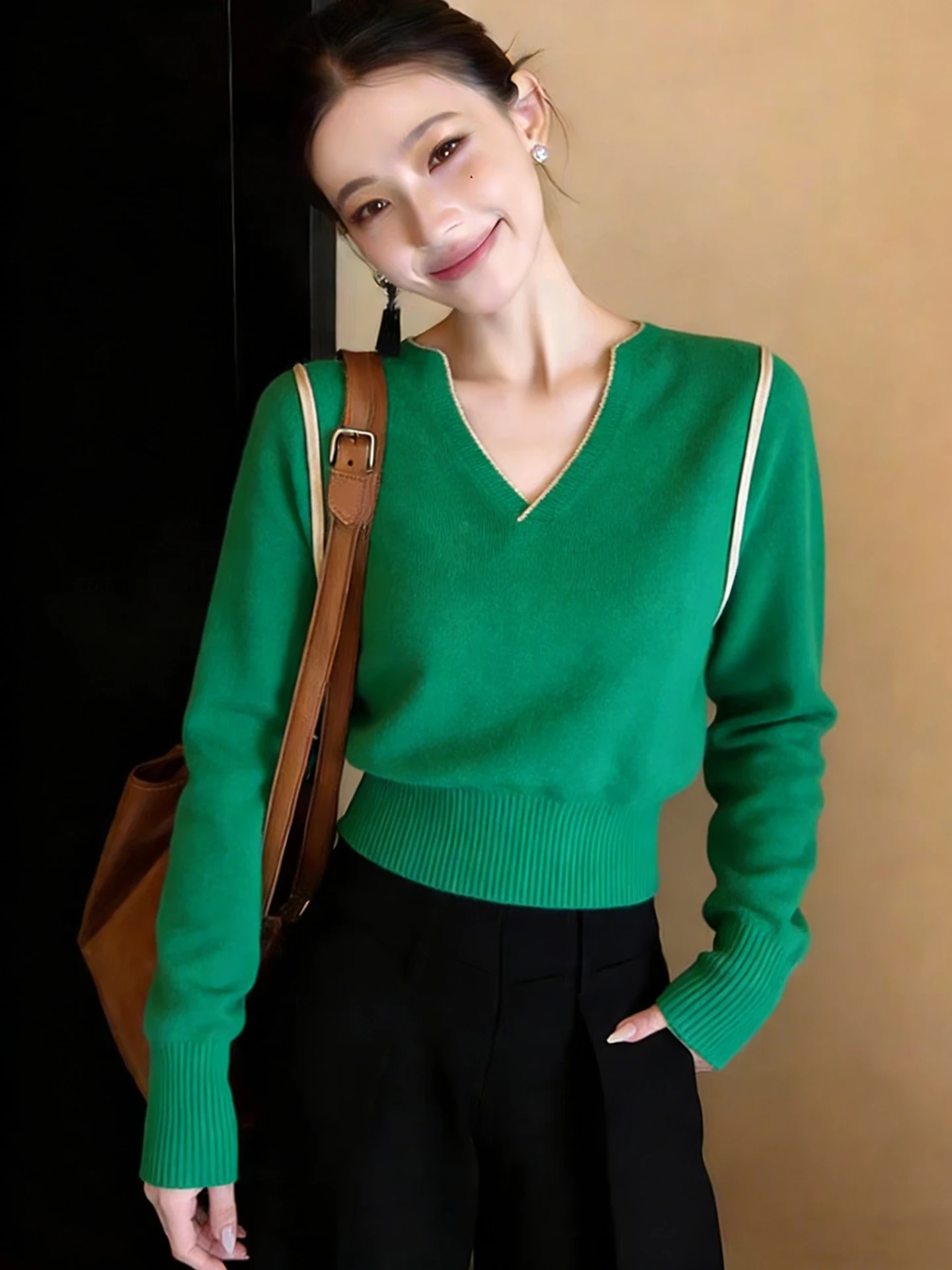 

Elegant V-Neck Long Sleeve Skin-Friendly Base Shirt Commute Design Sensation Spring Fashionable White Enhancing Top