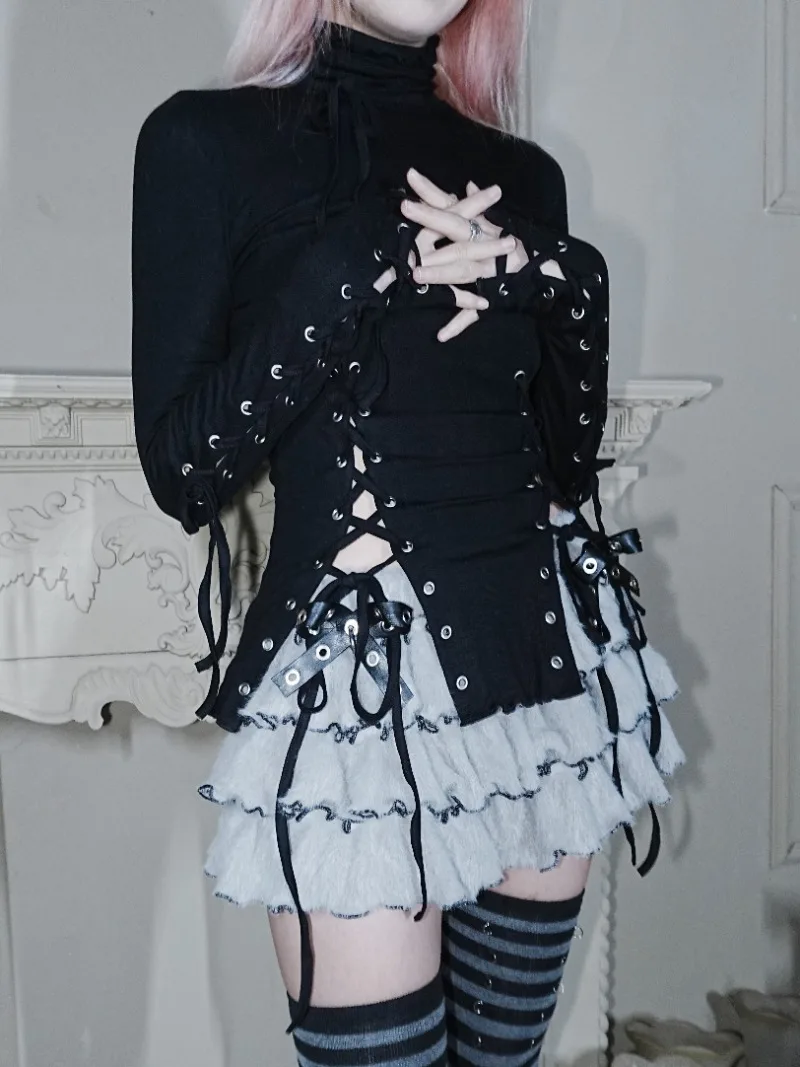 Czarno-biała, perforowana, sznurowana, dopasowana bluzka z wysokim dekoltem, koszulka bazowa, falbanki na brzegach, lekko prześwitująca, wysoce elastyczna dzianina.