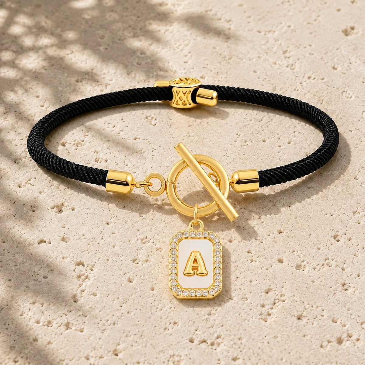 Initial Charm Schwarzes Seilarmband mit vergoldeten Buchstaben und Zirkonia, verstellbares Armband für Damen und Herren – Detail 5