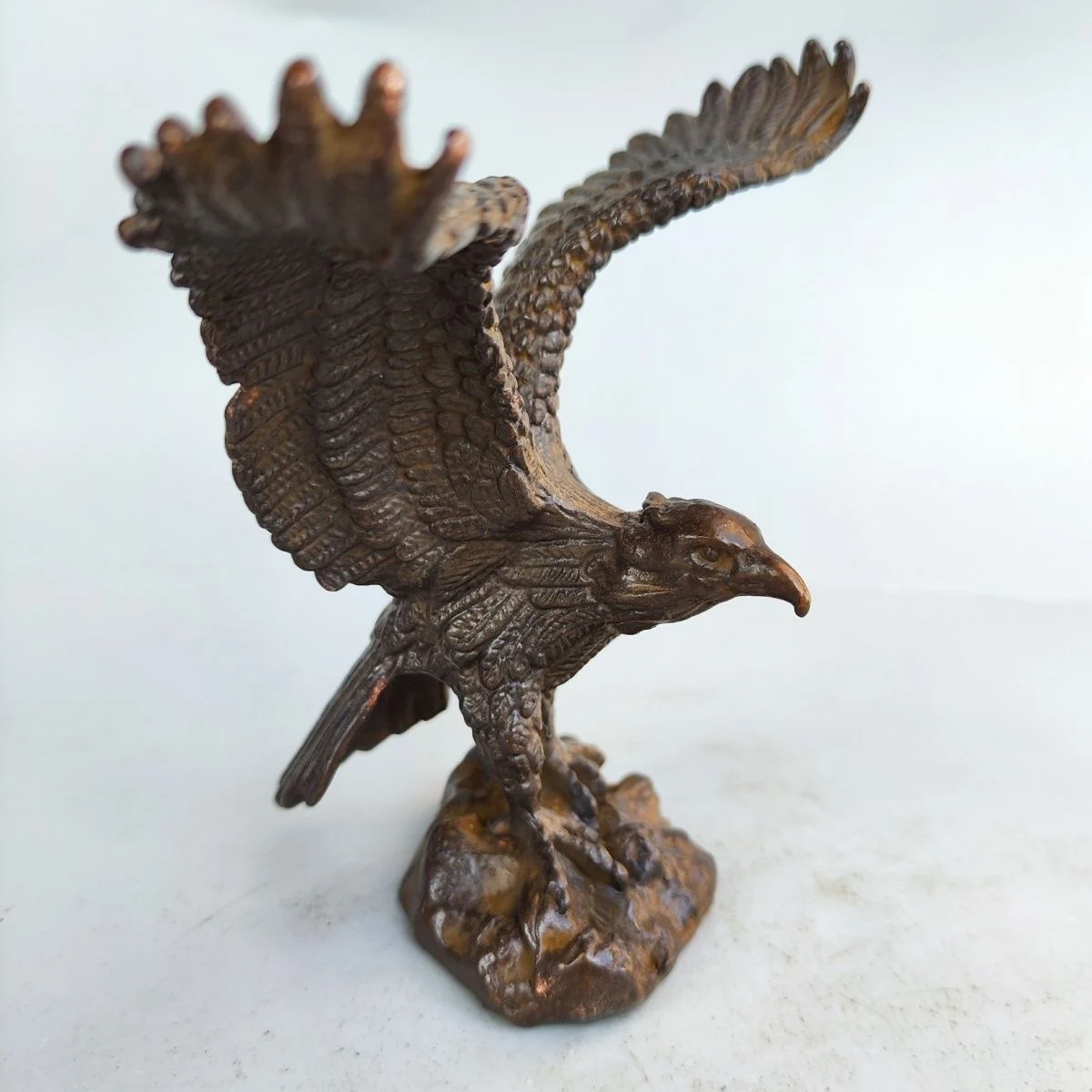 Eagle ornament, copper Dapeng spreading wings, grand plan, wine cabinet, office, home decoration, desktop ornament solar led wall light outdoor waterproof home patio garden arrangement terrace balcony atmosphere decoration solar night lamp