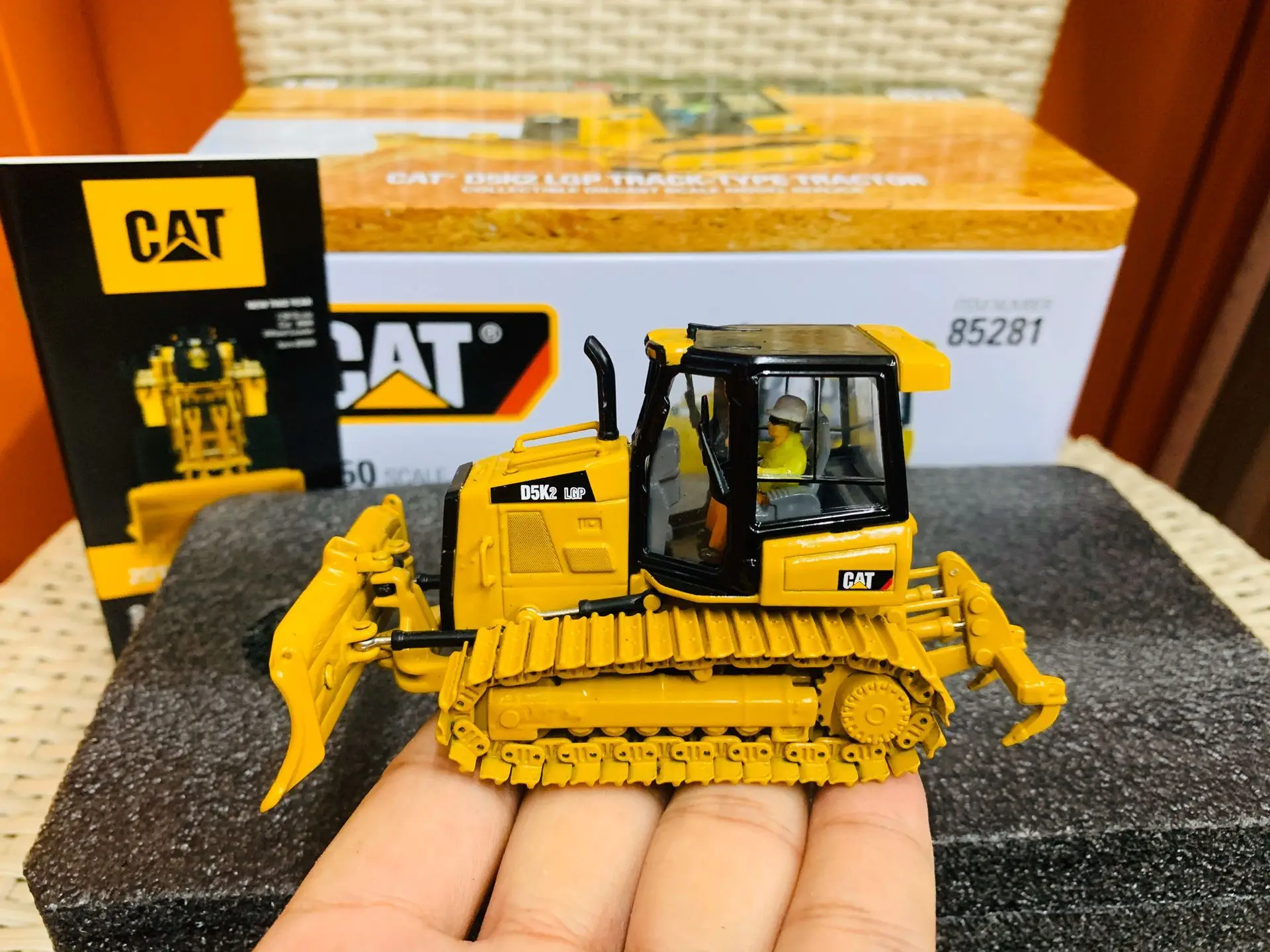 D5K2 LGP Track-Type Tractor 1/50 Scale By DieCast Masters Model DM85281 New Box