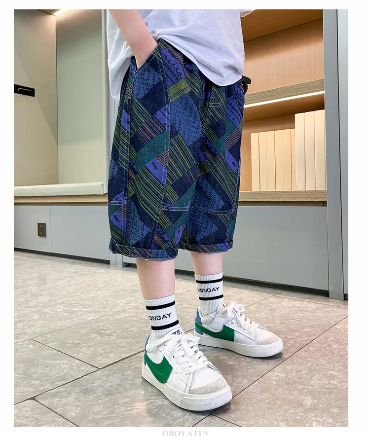Neue, modische Jeansshorts für Jungen im Teenageralter, ideal für den Sommer, als Teil eines stylischen Streetwear-Outfits, lässige Caprihosen mit Print, für Kinder und Jugendliche, Größe 5-14 Jahre. – Detail 4