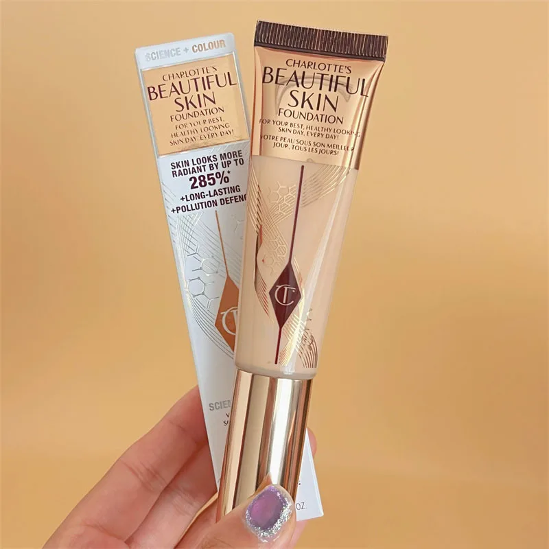 

Новая жидкая тональная основа Charlotte Tilbury Soft Light Essence с гиалуроновой кислотой для здорового, естественного сияния кожи, подходит для сухой кожи.