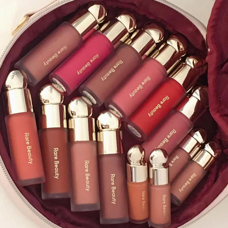 Rare Beauty Soft Pinch Liquid Blush, fini soyeux et lisse, longue tenue, effet repulpant, pour un maquillage esponneux et éclatant.