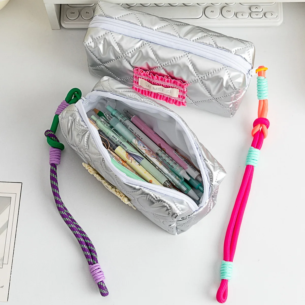กระเป๋าใส่ดินสอสีเงิน 1 ชิ้น สำหรับเด็กผู้ชายและเด็กผู้หญิง สไตล์ลำลอง แฟชั่นเกาหลี กระเป๋าเก็บเครื่องเขียน อุปกรณ์การเรียน