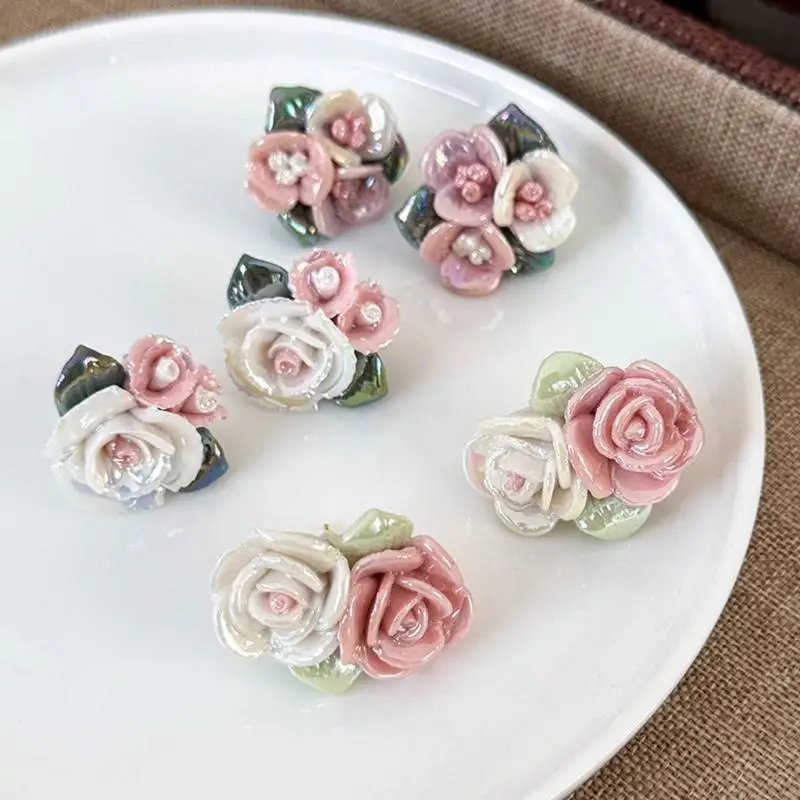 Zarte Porzellanblumenohrringe mit Keramik Rose Designs für Frauen – Detail 3