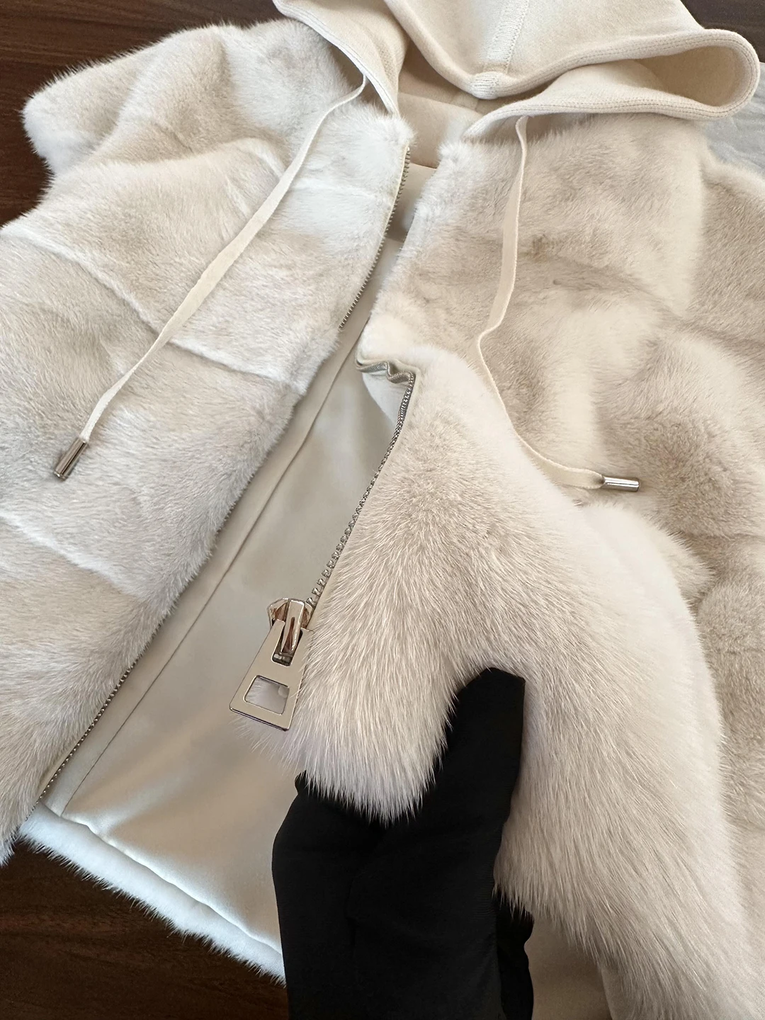 سترات نسائية جديدة من الفرو المزيف للخريف والشتاء على الطراز الكوري صدرية حرارية سميكة بقلنسوة معاطف فضفاضة تناسب الجميع