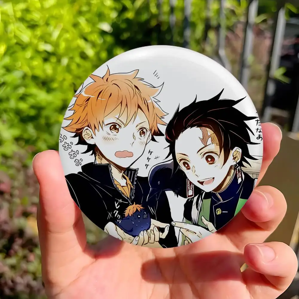أمين H-Haikyuu و D-Demon القتلة شارات الإبداعية صفيح زر PinsBrooch الإبداعية يقتبس شارة الملابس على ظهره مجوهرات Gi