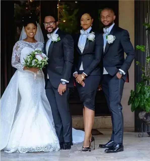 ชุดแต่งงานลูกไม้ทรงเมอร์เมดแบบสั่งตัด แขนยาว หางถอดได้ คอประดับเพชร สีขาว ชุดเจ้าสาวลูกไม้สไตล์แอฟริกันไนจีเรีย