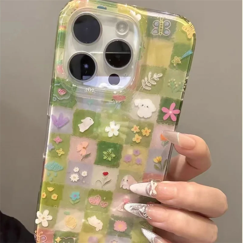 IND Handyhülle mit grünem Grasgittermuster, Blumenmuster und Hasenmotiv mit Kette für iPhone 11 12 13 14 15 16 17 18 Pro Max – Detail 5