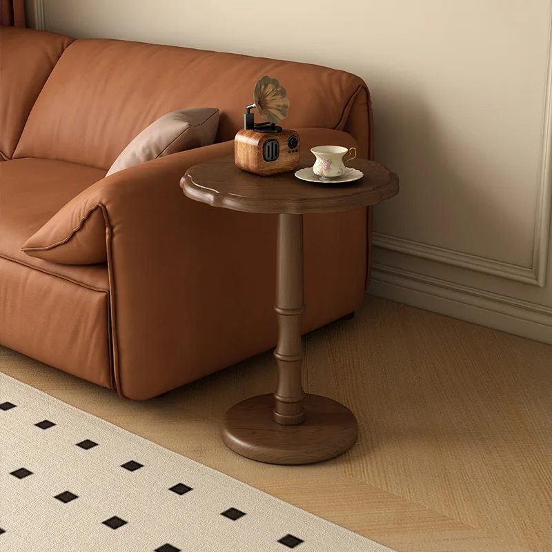 طاولة قهوة صغيرة من الخشب الصلب الفرنسي في العصور الوسطى لغرفة المعيشة وأريكة جانبية وشرفة صغيرة للشقة