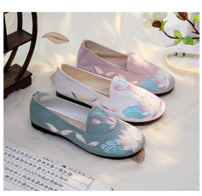 Old Chinese Flats Women Beijing Shoes Elegant Flower Loafers Woman Antiquity Embroidered Shoes Womens Espadrille Flats Mocasin