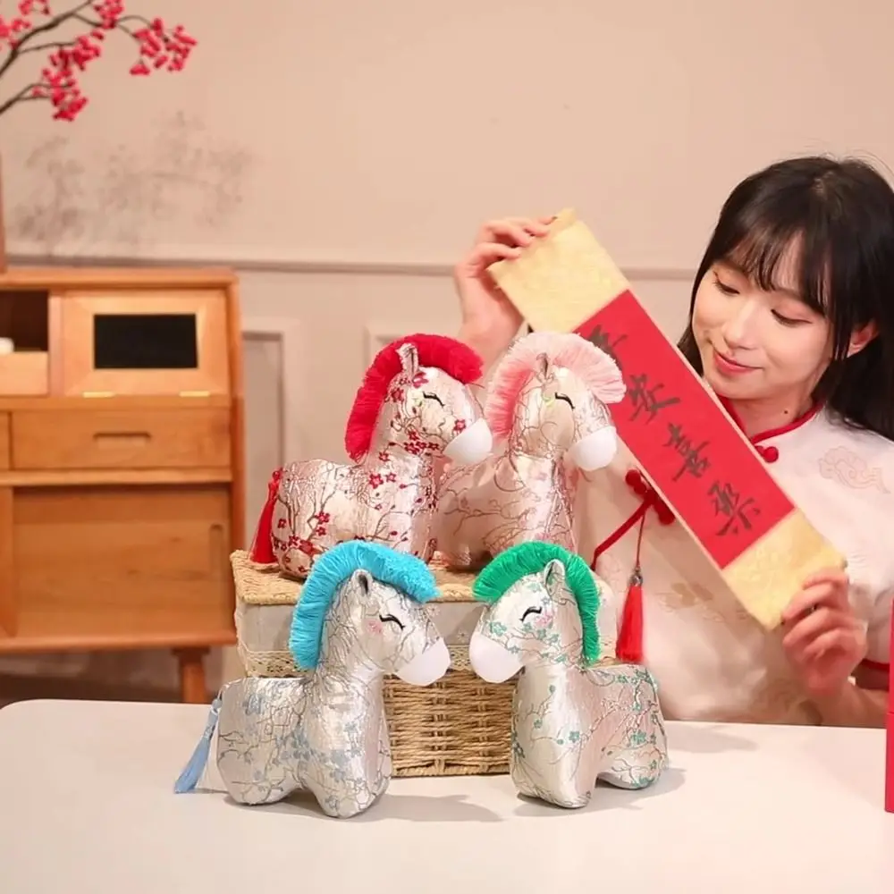 Porte-clés cheval en peluche pour nouvel an, broderie de fleurs, poupée cheval de Style chinois, pendentif, ornements, poupées de mascotte de dessin animé