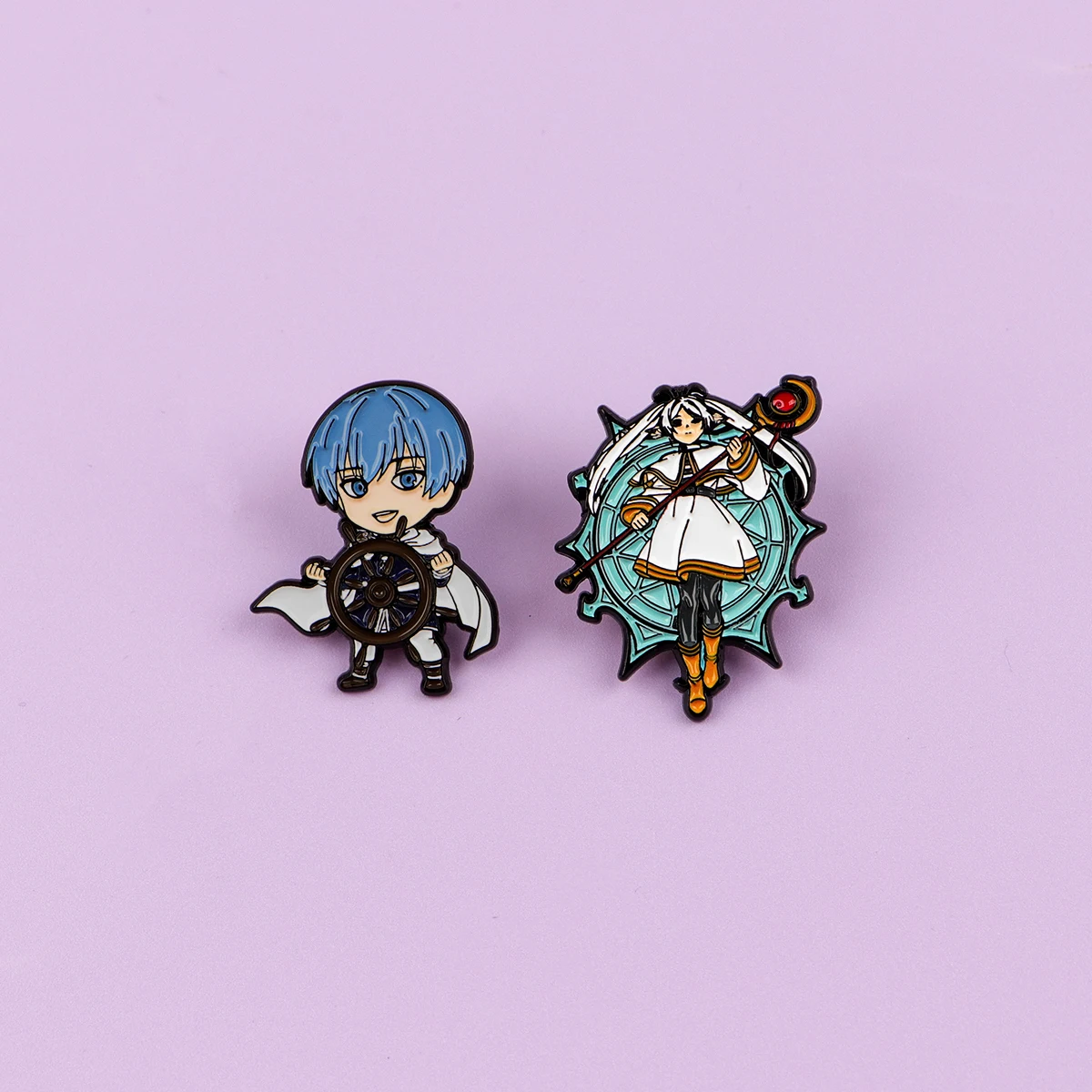2er-Set niedliche Elfen-Emaille-Pins, Anime-Broschen für Rucksäcke, Hüte, Reversnadeln, Abzeichen für Fans, Geschenke, Cosplay-Zubehör, Spielzeug
